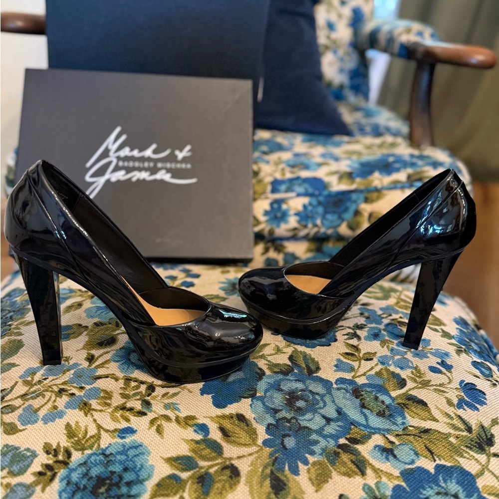 Badgley Mischka Glossy Black Heels